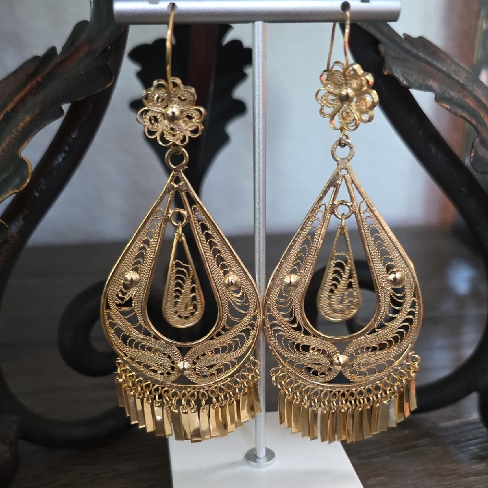 Elegant Gold Filigree Dangle Earrings - Picture 13 of 16